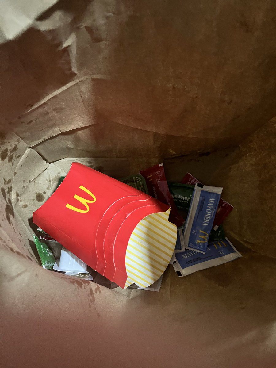 Donouan's tweet photo. @McDonaldsMexico nunca me habían fallado en un pedido directo de la app, y esta vez no me entregaron una Big Mac, pedí un paquete para 4 personas y aquí está lo que me dieron, además de que fue de jetas la entrega en el mostrador, tuve que pedir los condimentos de los nuggets https://t.co/jGVO535wTj