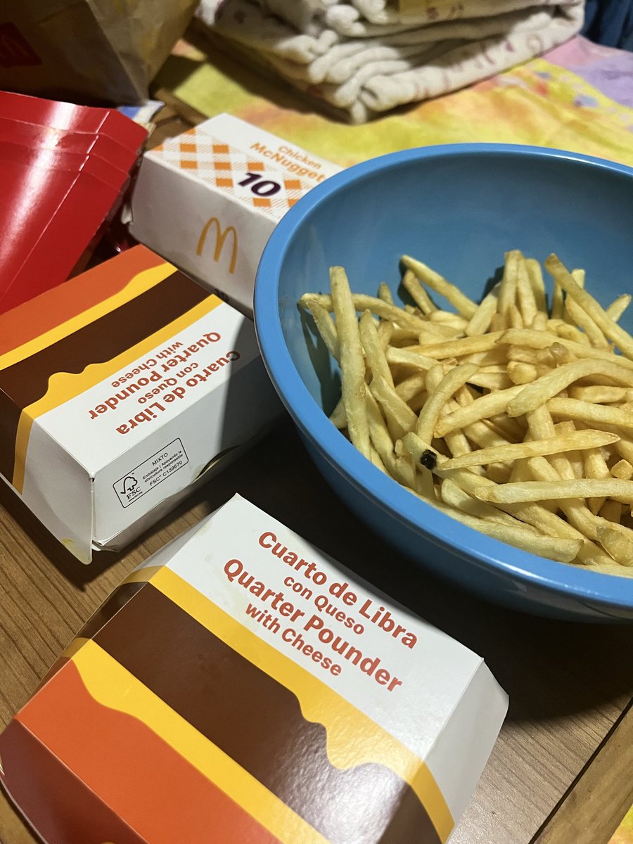 Donouan's tweet photo. @McDonaldsMexico nunca me habían fallado en un pedido directo de la app, y esta vez no me entregaron una Big Mac, pedí un paquete para 4 personas y aquí está lo que me dieron, además de que fue de jetas la entrega en el mostrador, tuve que pedir los condimentos de los nuggets https://t.co/jGVO535wTj