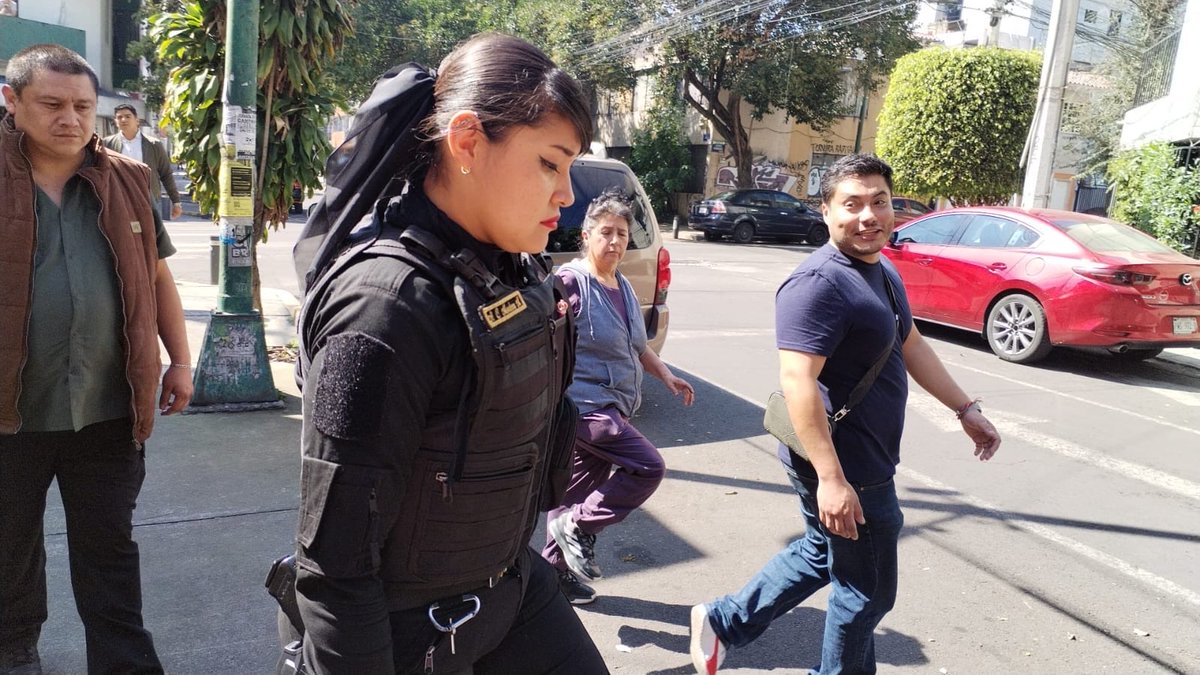 HugoTorresCDMX's tweet photo. Esto es parte del MODUS OPERANDI del #CartelDelDespojo en la Alcaldía @BJAlcaldia el origen del #CartelInmobiliario es la mafia del DESPOJO ILEGAL. 

Vecin@s de #Portales solicitan el auxilio y la atención por parte de @SSC_CDMX @PabloVazC así como de @GobCDMX y de @craviotocesar 

Así mismo se solicita que se indague el proceder de diversos servidores públicos también de la @FiscaliaCDMX