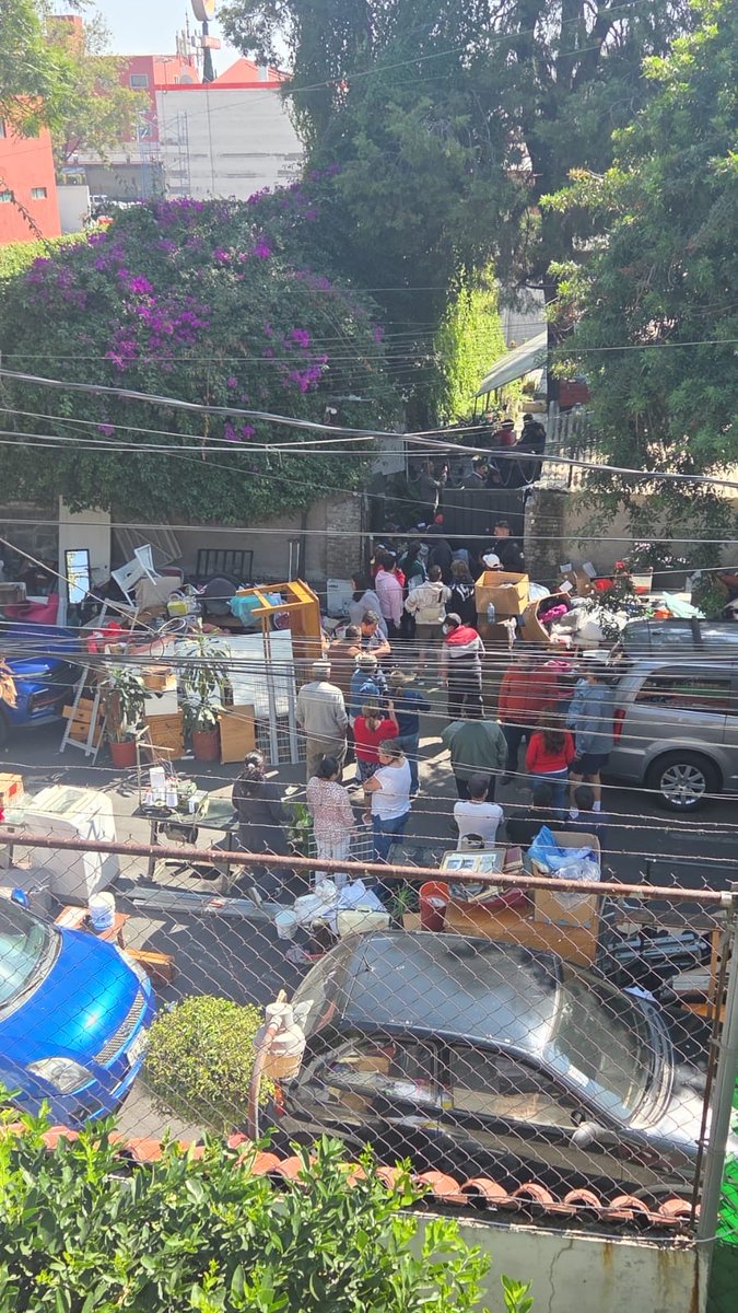 HugoTorresCDMX's tweet photo. Esto es parte del MODUS OPERANDI del #CartelDelDespojo en la Alcaldía @BJAlcaldia el origen del #CartelInmobiliario es la mafia del DESPOJO ILEGAL. 

Vecin@s de #Portales solicitan el auxilio y la atención por parte de @SSC_CDMX @PabloVazC así como de @GobCDMX y de @craviotocesar 

Así mismo se solicita que se indague el proceder de diversos servidores públicos también de la @FiscaliaCDMX