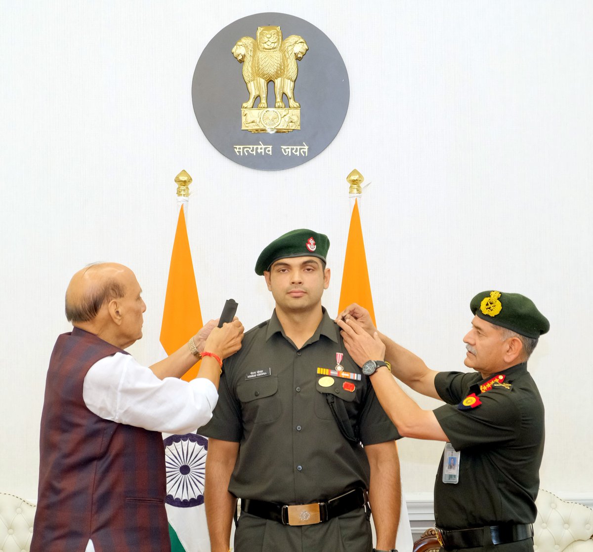 EarthNewsLadakh's tweet image. Raksha Mantri, Rajnath Singh formally conferred gleaming insignia of Honorary rank of Lieutenant Colonel in Territorial Army upon star javelin thrower and two-time Olympic medalist Neeraj Chopra. #neerajchopra #IndianArmy #rajnath