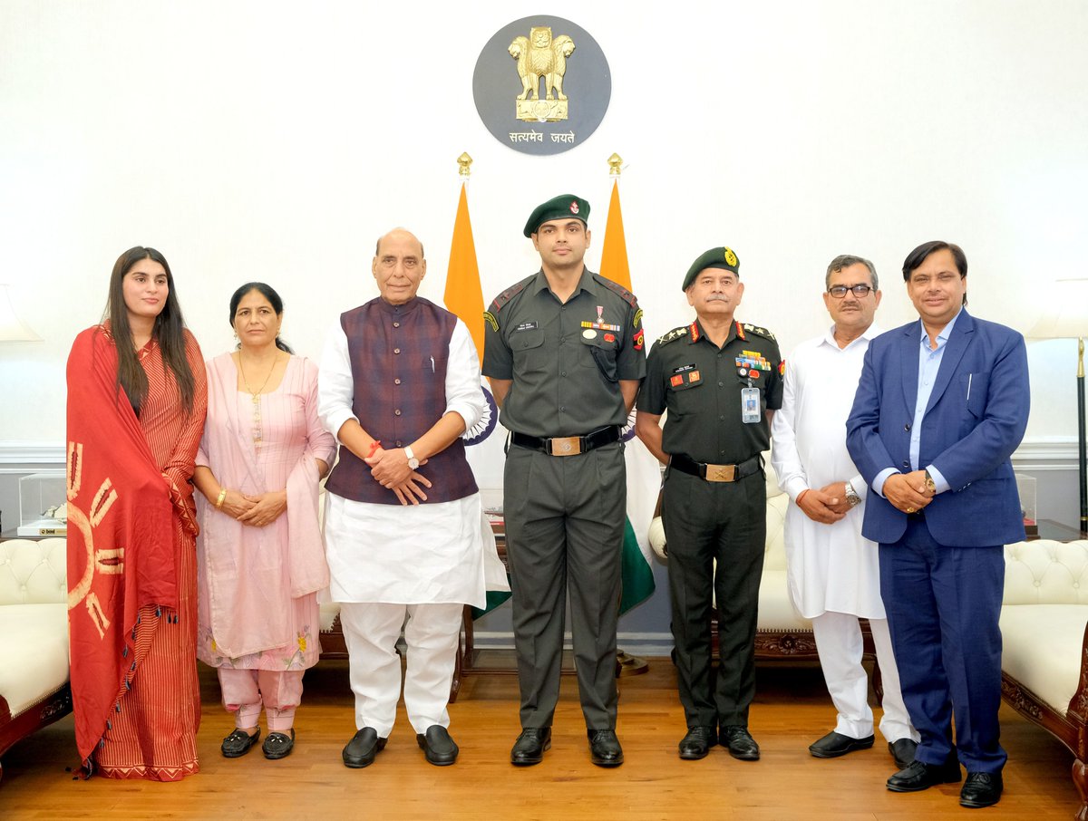 EarthNewsLadakh's tweet image. Raksha Mantri, Rajnath Singh formally conferred gleaming insignia of Honorary rank of Lieutenant Colonel in Territorial Army upon star javelin thrower and two-time Olympic medalist Neeraj Chopra. #neerajchopra #IndianArmy #rajnath