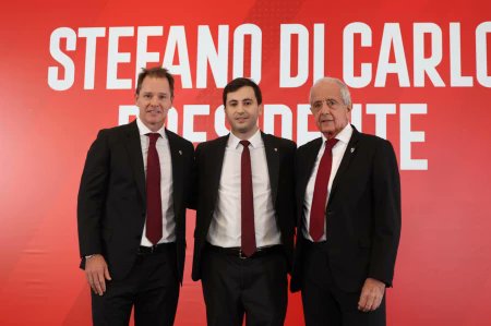 La foto de la campaña...
Los dos de la punta no están en la lista. Uno se va perdedor con bolsillo de payaso, el otro se bajo de ser oposición anda a $aber porque.  una vergüenza, empapelaron la ciudad con esta farsa!
Un engaño mas como todos los engaños que hicieron en estos