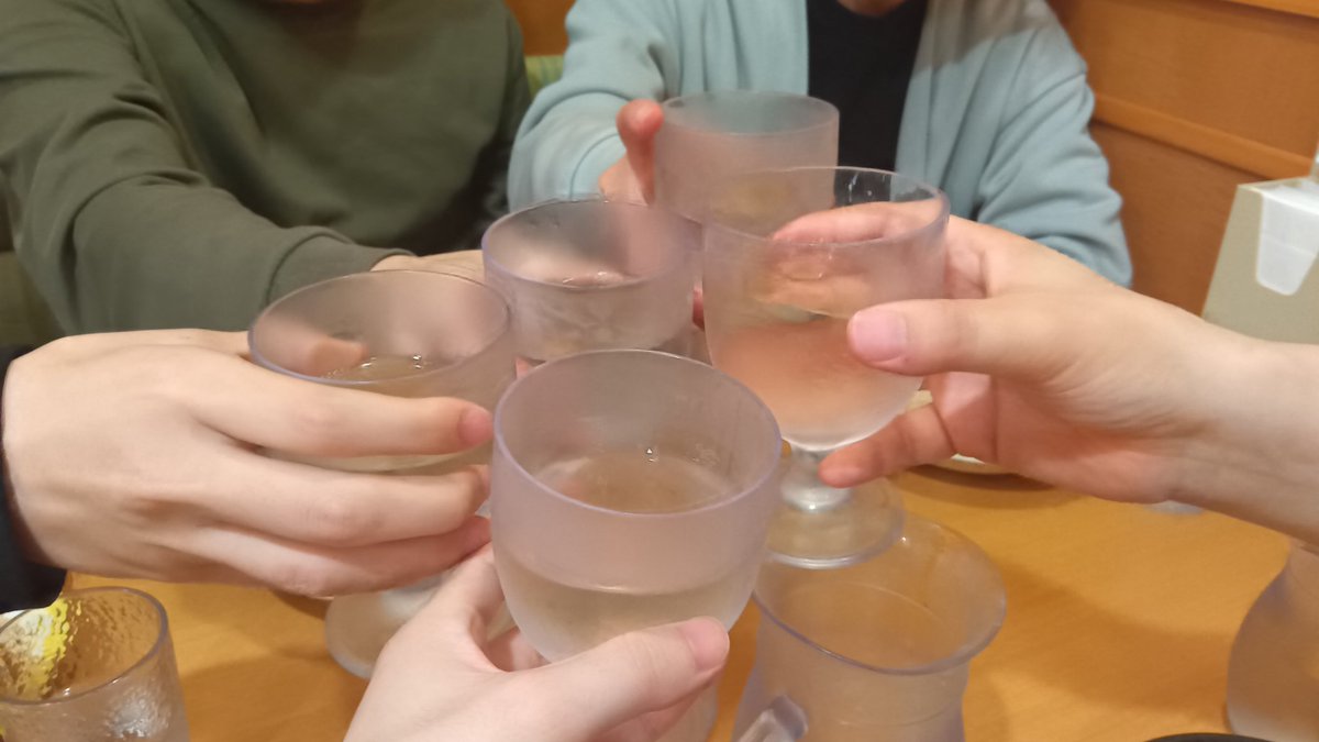昼からワインで乾杯してる酒飲み集団