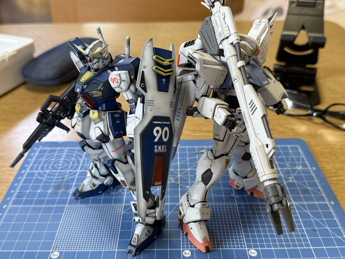 o2GvWgECrG4dT7C's tweet photo. 濃淡
F91もカッコイイのですが、F90の方が個人的には好みです。
F90はミッションパック付けてない状態が一番好き😆
2機揃えられて嬉しい!
#formulaproject
#卓上撮りこそ至高 https://t.co/MYc6bCgdHJ