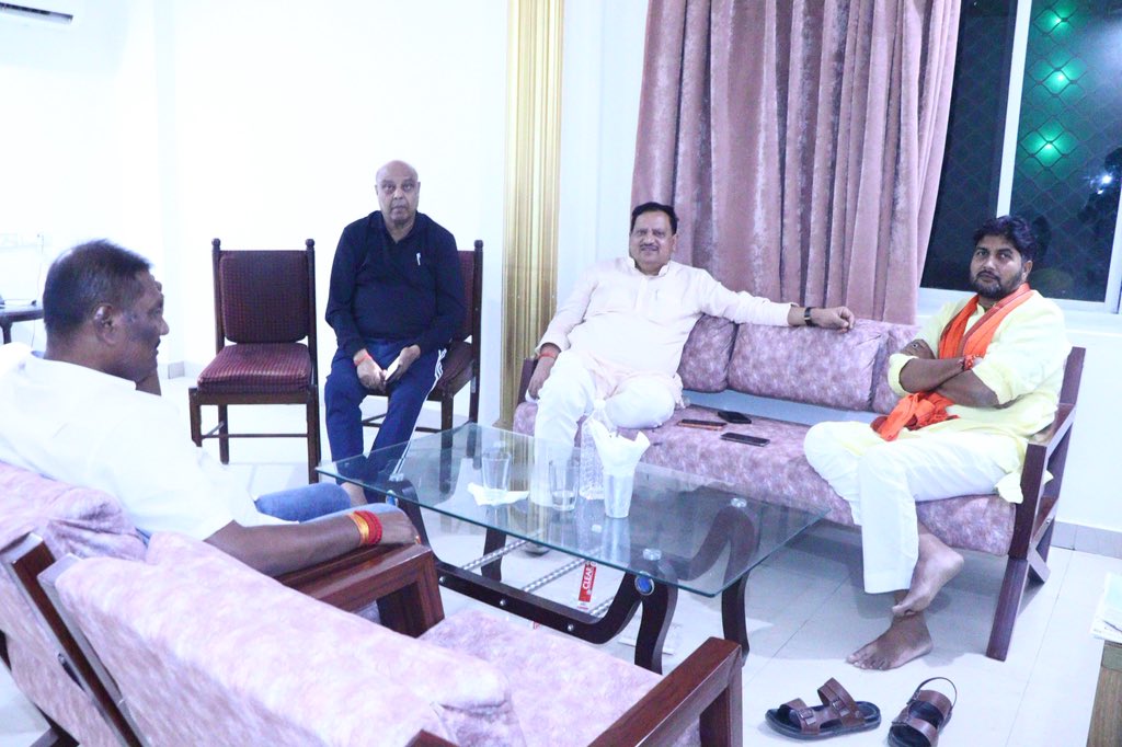 bhadoriabjp's tweet photo. आज गोपालगंज जिले के सदर विधानसभा में संगठनात्मक विषयों एवं आगामी चुनावी रणनीति पर विस्तृत चर्चा की।

बैठक में गोपालगंज सदर प्रत्याशी श्री सुभाष सिंह जी, विधायक एव प्रदेश उपाध्यक्ष भाजपा उत्तरप्रदेश श्री पदमसिंह चौधरी जी, जिलाध्यक्ष श्री संदीप गिरी जी उपस्थित रहे।
#एनडीए4Bihar
#आएगी_NDA