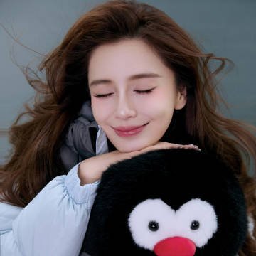 C_EntWomen's tweet image. #Angelababy's studio shares new photos via Weibo for a Penguin event.  

[ #Angelababy #杨颖 ]