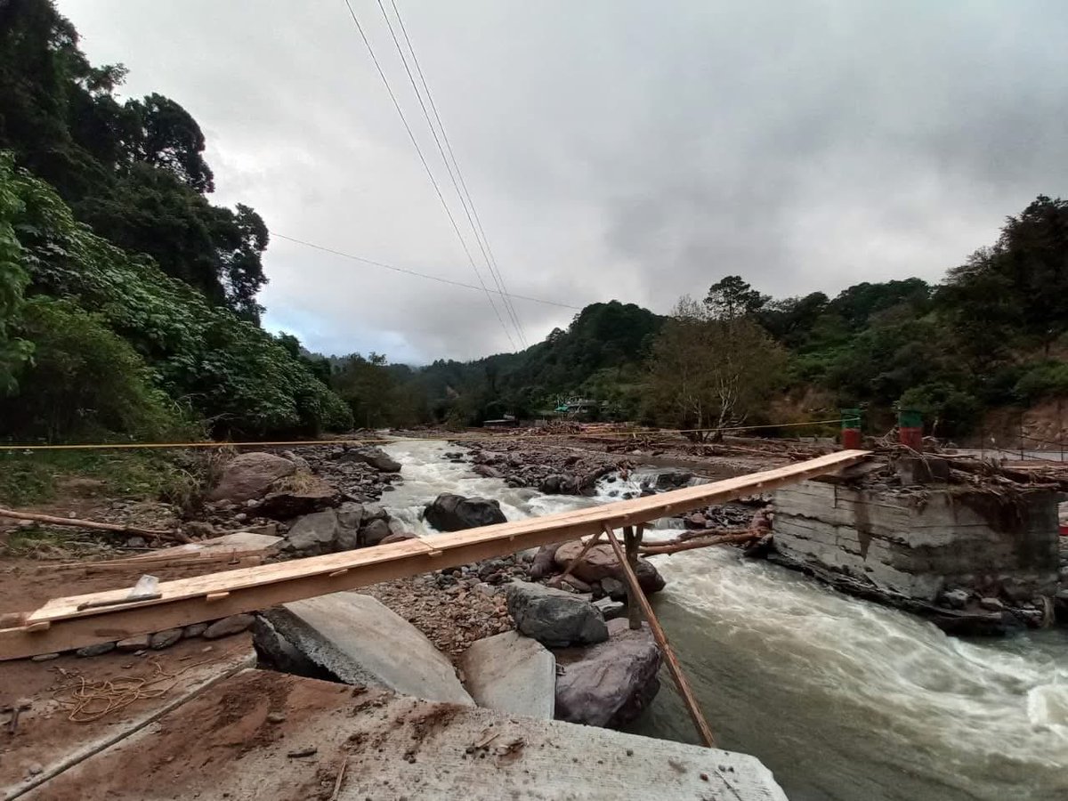 Víctor Ramírez (@vicfc7) on Twitter photo Les cuento que en mi pueblo un alcalde hizo un puente que, pos… este… era obvio que no iba a aguantar las crecidas del rio. 
Del primer gobierno municipal del “no podía saberse” para ustedes: el antes y el después. Les cuento que en mi pueblo un alcalde hizo un puente que, pos… este… era obvio que no iba a aguantar las crecidas del rio. 
Del primer gobierno municipal del “no podía saberse” para ustedes: el antes y el después.