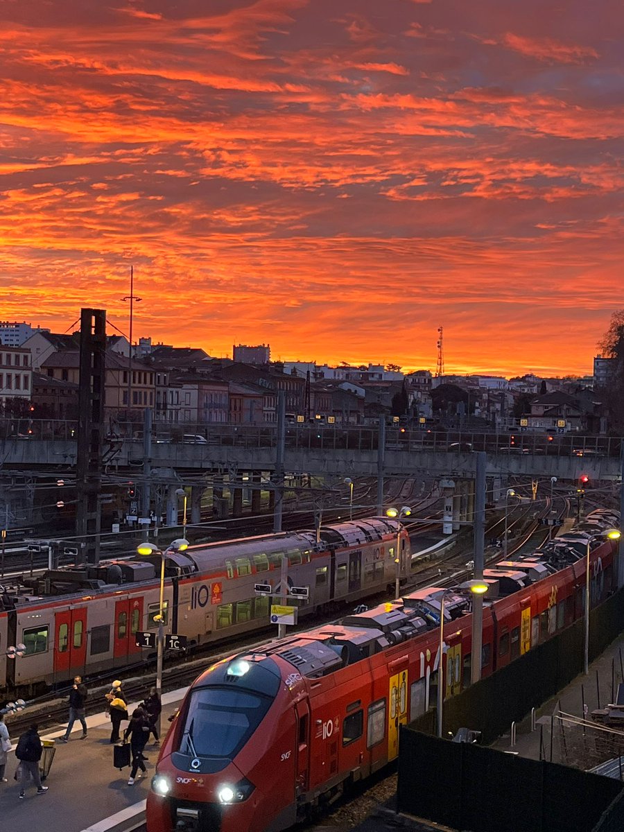 lio_train_sncf's tweet photo. Bonjour et bienvenue sur le fil de #TrainliO #Occitanie
Il est 6h20 et vos CM sont en place pour
vous accompagner ce samedi 25 octobre.
Vous avez un doute sur un horaire ou besoin d'un renseignement ?
On est là ! 📲 ⤵️ https://t.co/qZXPkFlp0U