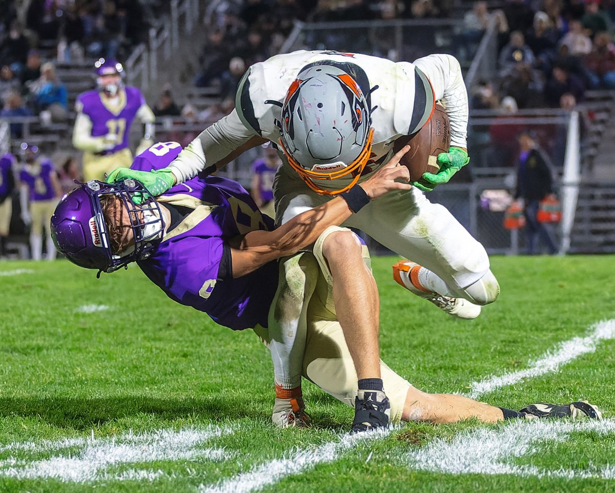 ArrickSports's tweet photo. ADEQUATE PHOTO OF THE DAY:
Canon R6 Canon RF 70-200mm f2.8
ISO 8000 f2.8 1/1000
#football #stiffarm #tackle #MHSAA #canonphotography #freelance https://t.co/bE2eV5sMrb