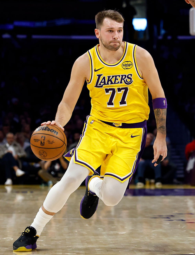 LUKA DONCIC CE SOIR :

49 POINTS À 61%
5/12 À 3PTS 🎯
11 REBONDS
8 ASSISTS
LA WIN FACE AUX WOLVES ✅
D'UNE FACILITÉ DÉCONCERTANTE ✅
UN MATCH, MAIS UN MATCH LES AMIS 🍿

QUAND IL EST COMME ÇA, BEN ON SE TAIT ET ON ADMIRE ; INJOUABLE !

92 POINTS EN 2 MATCHS 🫠🫠🫠🫠