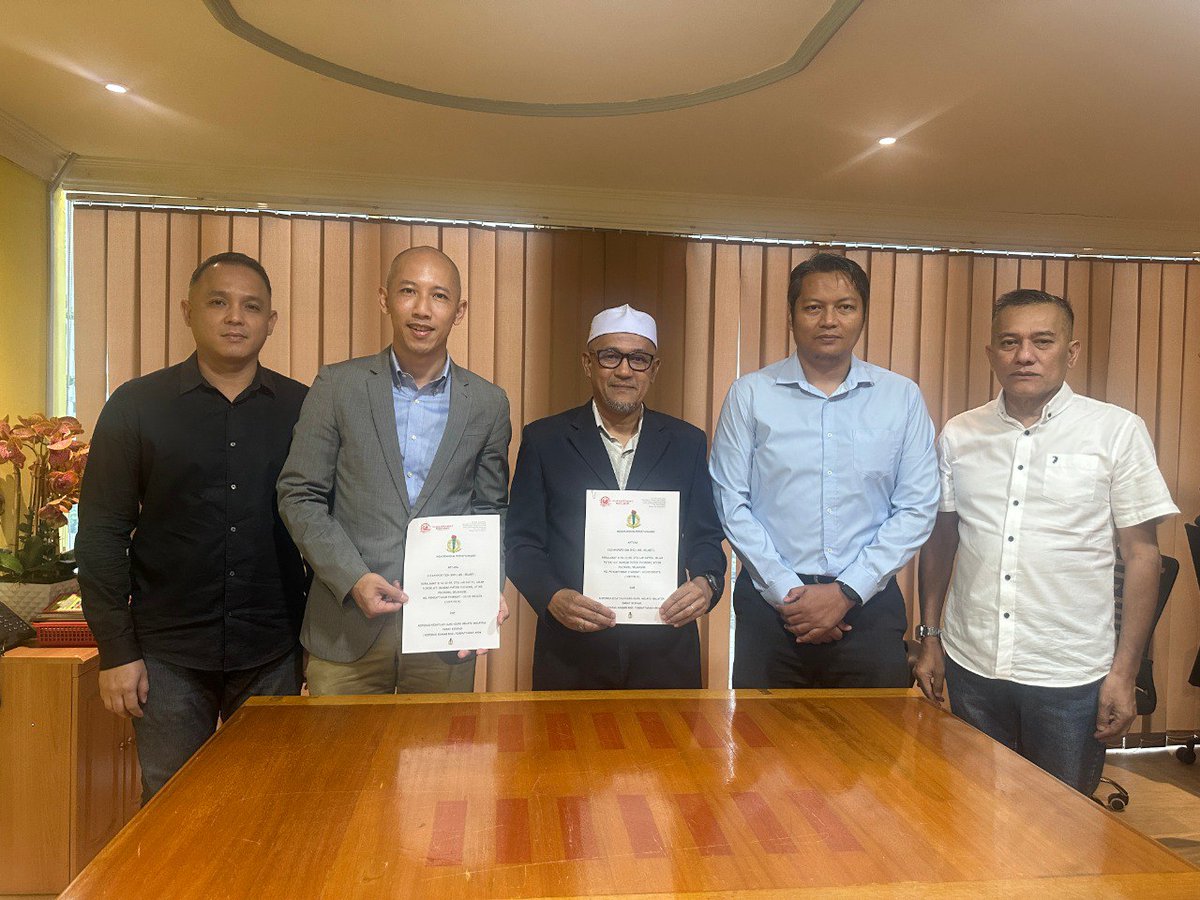 HelmetOwl's tweet photo. 🤝 Mr.Helmet × KGMMB

MoU signed to bring RWAB-powered helmet care to Malaysia’s educator community.

🇲🇾 Real utility. Real impact.
💬 Join: 
https://t.co/JISLKgAvxC

#MrHelmet #KGMMB #MoU #RWAB #owlverse #TrendX #HelmetOwl https://t.co/OaACuyfkZc