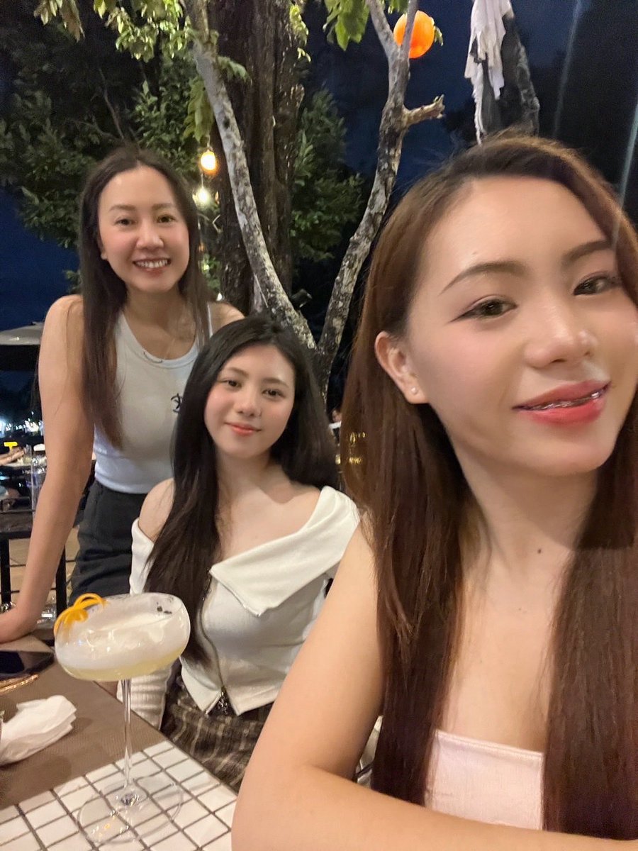 Yuka3Gen's tweet photo. こんにちは✡️🕉️💝💘💖
เมื่อพี่สาวคนสวย🤭
ถ่ายรูปให้ฉัน (ยังไม่พร้อม)
🤣🤣🤣🤣🥰🥰🥰🥰
#チェンマイ
 #タイ人 #chiangmai #Cheevaspa 
#ゆかの姪 https://t.co/UTS8LdVMKr
