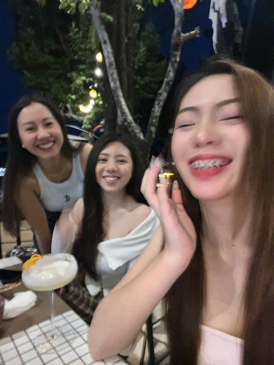Yuka3Gen's tweet photo. こんにちは✡️🕉️💝💘💖
เมื่อพี่สาวคนสวย🤭
ถ่ายรูปให้ฉัน (ยังไม่พร้อม)
🤣🤣🤣🤣🥰🥰🥰🥰
#チェンマイ
 #タイ人 #chiangmai #Cheevaspa 
#ゆかの姪 https://t.co/UTS8LdVMKr