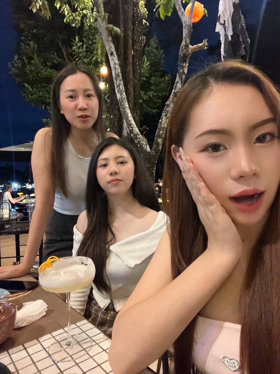 Yuka3Gen's tweet photo. こんにちは✡️🕉️💝💘💖
เมื่อพี่สาวคนสวย🤭
ถ่ายรูปให้ฉัน (ยังไม่พร้อม)
🤣🤣🤣🤣🥰🥰🥰🥰
#チェンマイ
 #タイ人 #chiangmai #Cheevaspa 
#ゆかの姪 https://t.co/UTS8LdVMKr