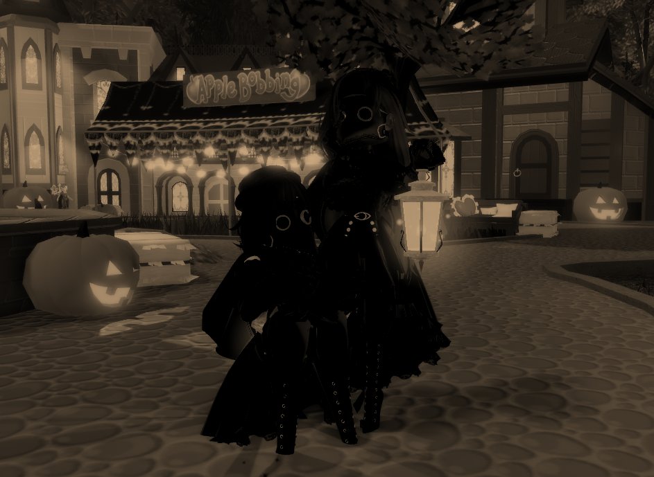 BreeeOdette's tweet photo. Happy royaleween from us 🦇🎃 #royalehigh #rh https://t.co/kquOEUlrV5