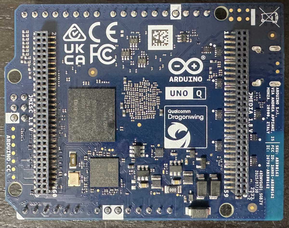 kemusiro's tweet image. Arduino Uno Qが届きました。
Raspberry Pi (Picoじゃなくて本流の方)の競合だと思いますね。