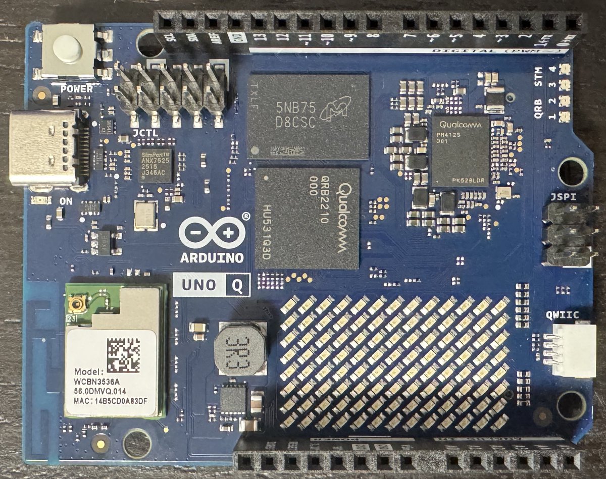 kemusiro's tweet image. Arduino Uno Qが届きました。
Raspberry Pi (Picoじゃなくて本流の方)の競合だと思いますね。