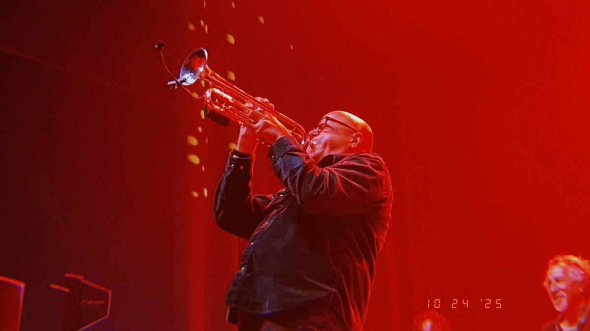 sockfleecy's tweet image. tmbg atl night 1: huUUUHHH???