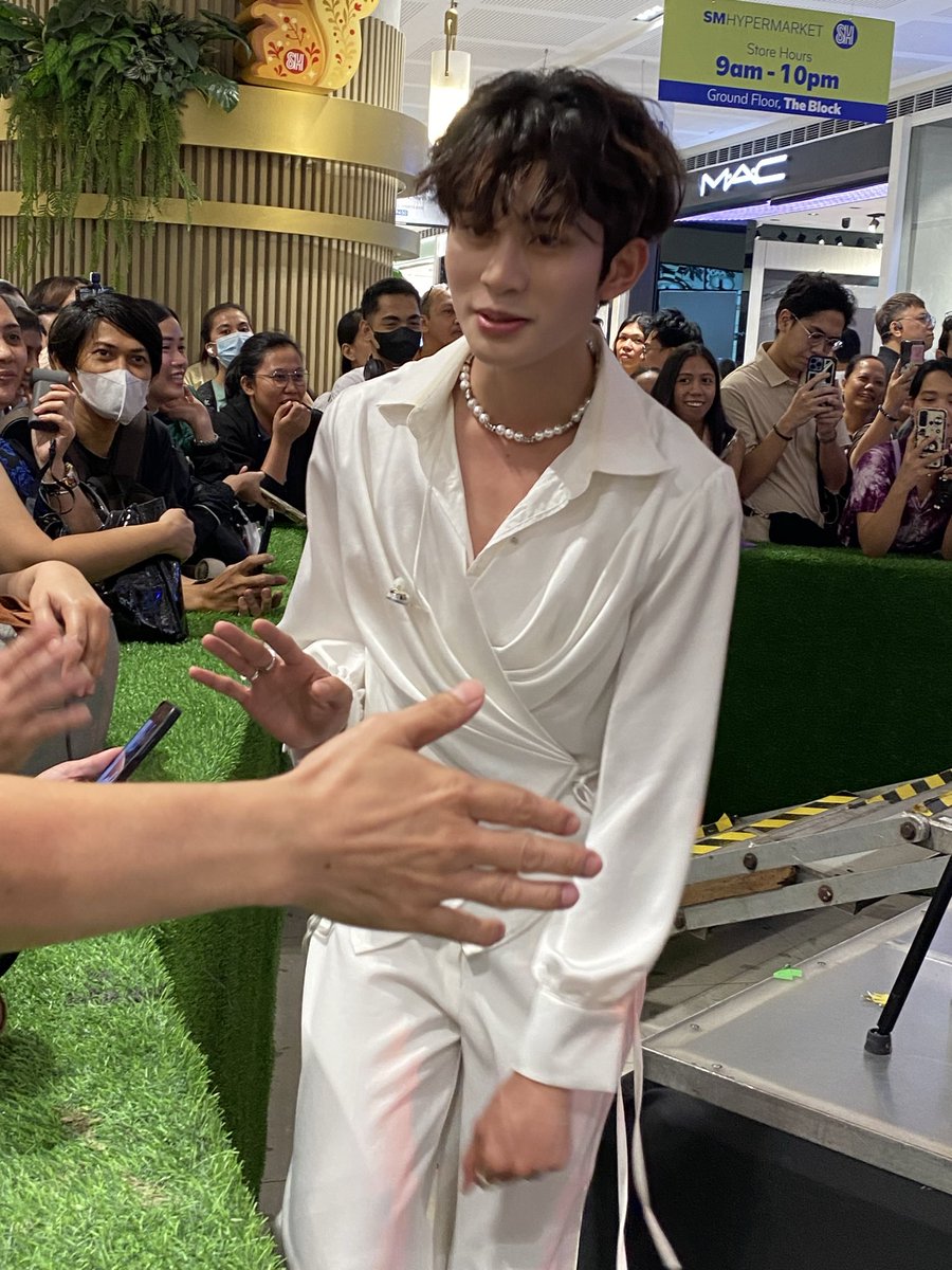 CELEBRATE HOLIDAYS WITH HORI7ON

#HORI7ON_NorthernStarAtSM
#HORI7ON_WINSTON 
#HORI7ON #호라이즌
<a href="/HORI7ON_twt/">HORI7ON member</a>
<a href="/HORI7ONofficial/">HORI7ONofficial</a>