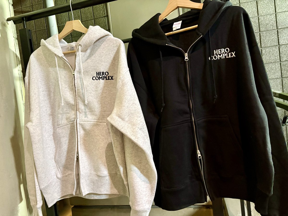 【 NEW GOODS🍂】

◾︎ロゴ刺繍フルジップパーカー
カラー：アッシュ/ブラック
サイズ：L / XL
¥7,500

明日のACHATTERSから販売します！
夜は寒いので是非👻

先行物販は11:00〜予定です🕚