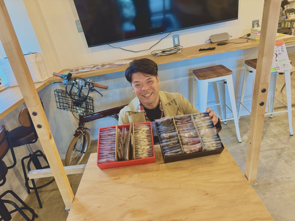 初納品！！！
いただきました〜✨

草加市谷塚にて就労移行を支援されているSOCIALSQUAREさん🕺
調剤喫茶のkampo茶ブレンド作業を先月からお願いして、本日初納品をいただきました🙌🥳

めちゃくちゃ嬉しい！！！
担当の大澤さんも喜んでくれました♪
もっと広がれ〜！！！！