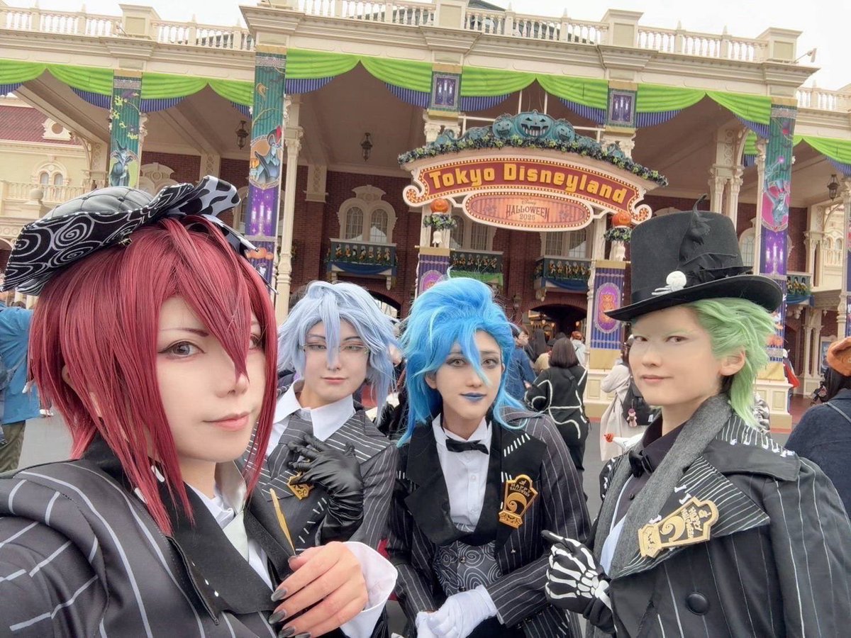 ナイトメア衣装で🏰にいます

 #Dハロ仮装  #Dハロツイステ