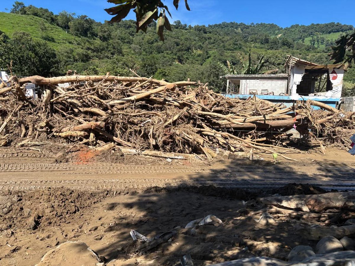juliomenchaca_'s tweet image. Se reaperturó un camino de la comunidad de Tlacolula, Tianguistengo que permitirá agilizar el trabajo de limpieza para movilizar los recursos hacia las zonas afectadas.
#HidalgoUnido
#PrimeroElPueblo