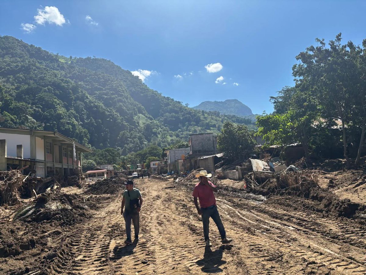 juliomenchaca_'s tweet image. Se reaperturó un camino de la comunidad de Tlacolula, Tianguistengo que permitirá agilizar el trabajo de limpieza para movilizar los recursos hacia las zonas afectadas.
#HidalgoUnido
#PrimeroElPueblo