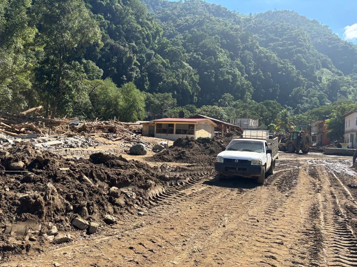 juliomenchaca_'s tweet image. Se reaperturó un camino de la comunidad de Tlacolula, Tianguistengo que permitirá agilizar el trabajo de limpieza para movilizar los recursos hacia las zonas afectadas.
#HidalgoUnido
#PrimeroElPueblo