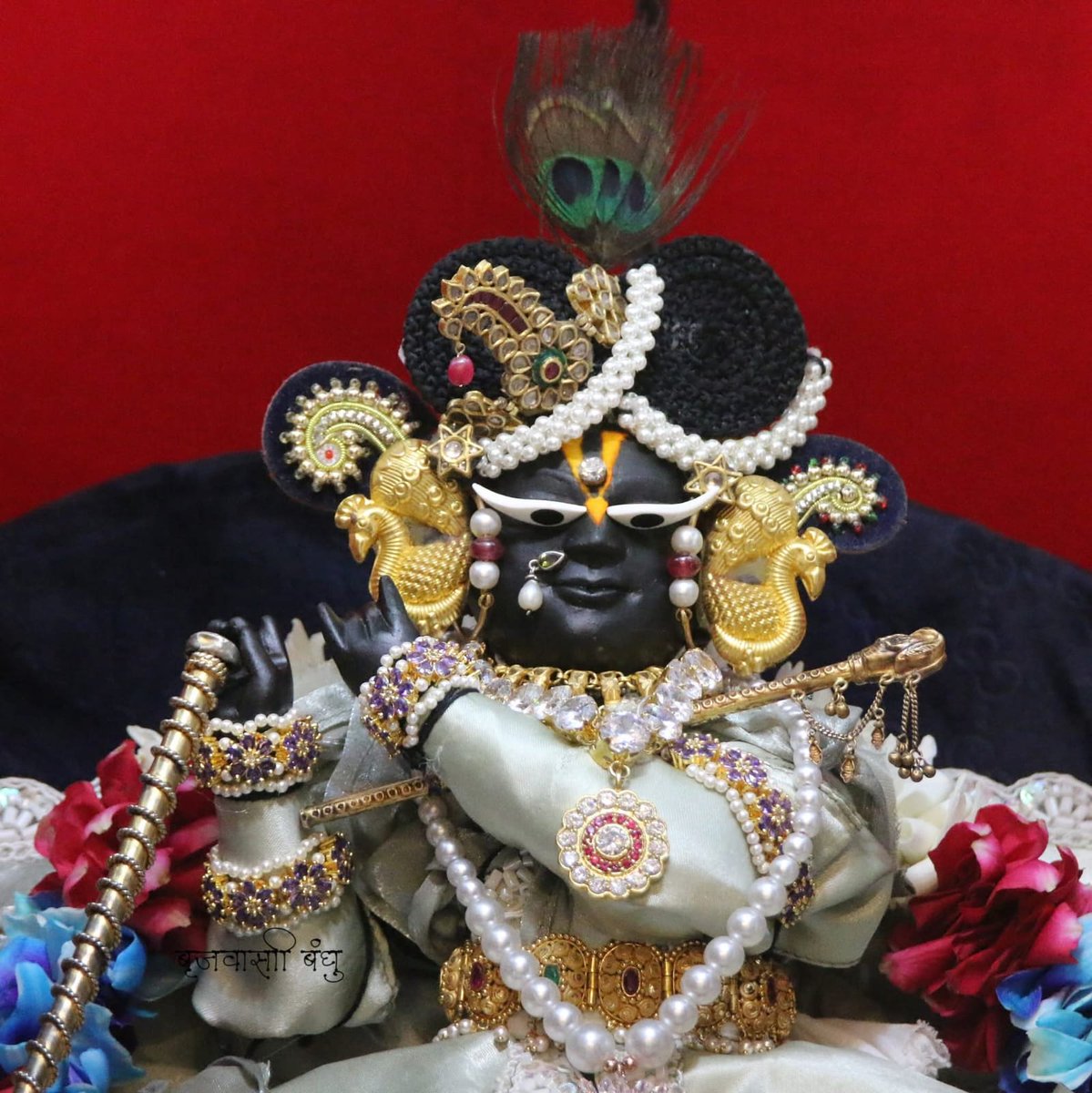 Sriradharaman's tweet image. 🌹 श्री राधारमण लाल  🌹
   🌿 श्री गोपाल भटट् जी सेवायत 🌿
 📷दिव्य *श्रूंगार* आरती दर्शन📷
    🙏🏼 श्री राधारमणाय समर्पणम्🙏🏼