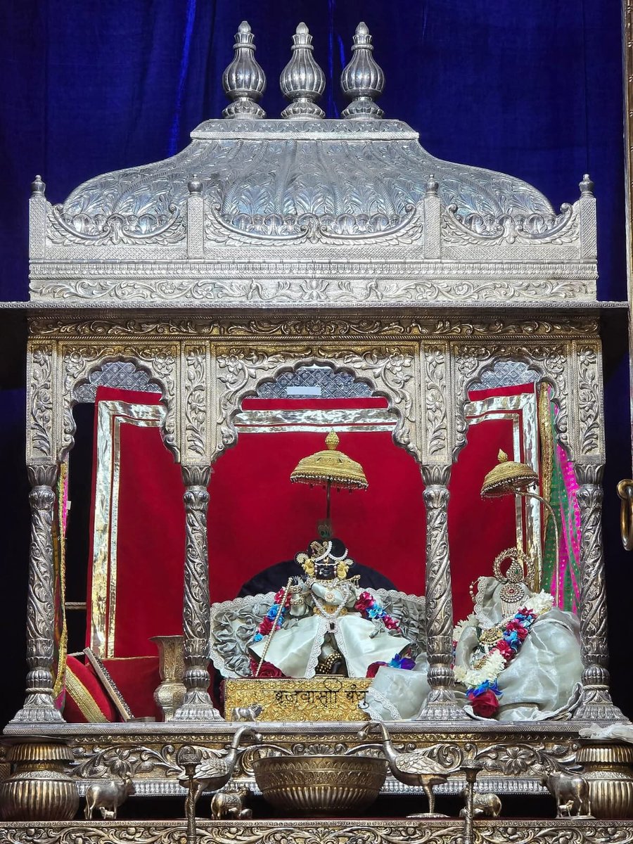 Sriradharaman's tweet image. 🌹 श्री राधारमण लाल  🌹
   🌿 श्री गोपाल भटट् जी सेवायत 🌿
 📷दिव्य *श्रूंगार* आरती दर्शन📷
    🙏🏼 श्री राधारमणाय समर्पणम्🙏🏼