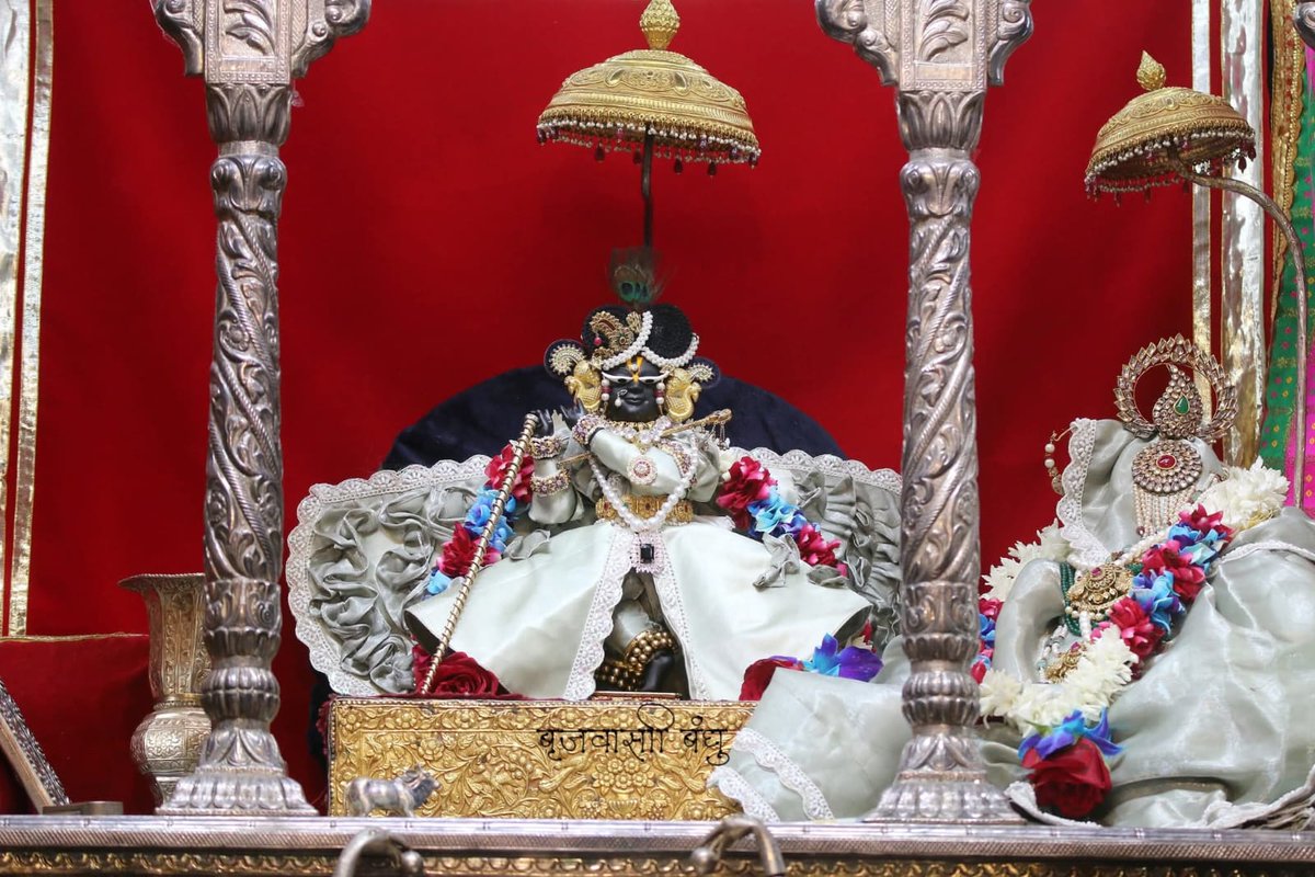 Sriradharaman's tweet image. 🌹 श्री राधारमण लाल  🌹
   🌿 श्री गोपाल भटट् जी सेवायत 🌿
 📷दिव्य *श्रूंगार* आरती दर्शन📷
    🙏🏼 श्री राधारमणाय समर्पणम्🙏🏼