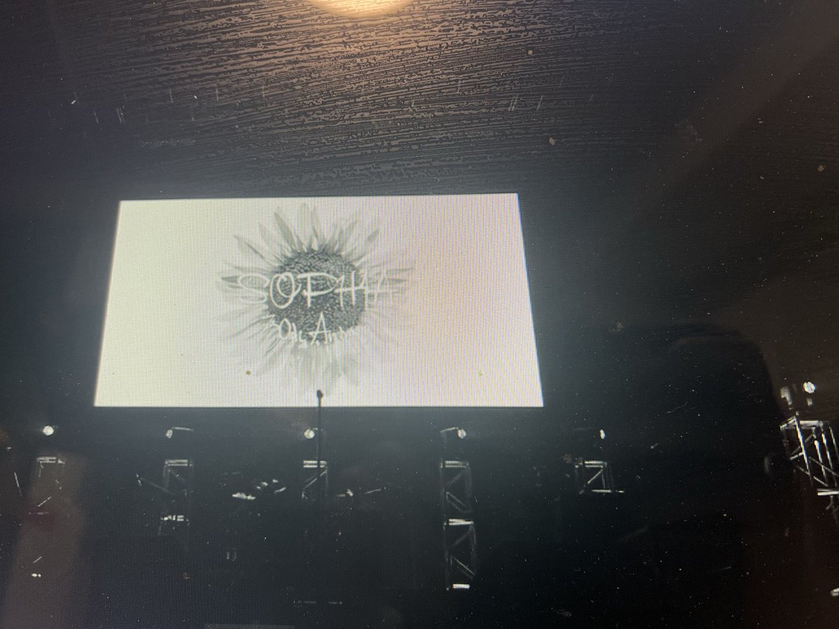 アーカイブ視聴開始🌻

生きていく術守るもの
それが大人になってくことならば
あの日僕らが見た 雨上がりの空に
街を囲う壁の 向こうに置いて来た 青
そうさあの日君が見せたあの涙は
今もこの胸を叩いてる

見上げればまだ広がるこの空君も同じように
痛みに似た青い空
涙よりも青い空