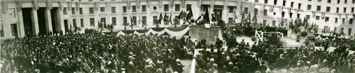 LRonLacy's tweet photo. #OTD - Oct. 25 - in 1934
FDR dedicates the #DepartmentofJusticeBuilding in the #FederalTriangle, #WashingtonDC
👇🧵
The 1926 Public Buildings Act had finally moved ahead on the 1901 Plan for the Federal Triangle, which was to be developed under the Treasury Department.
#DOJ https://t.co/PCitrfvjQ2