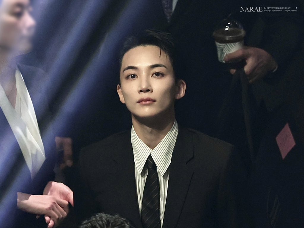 Carats: JEONGHAN IS SO HANDSOME
Joshua: Jeonghannie looks so much like his dad