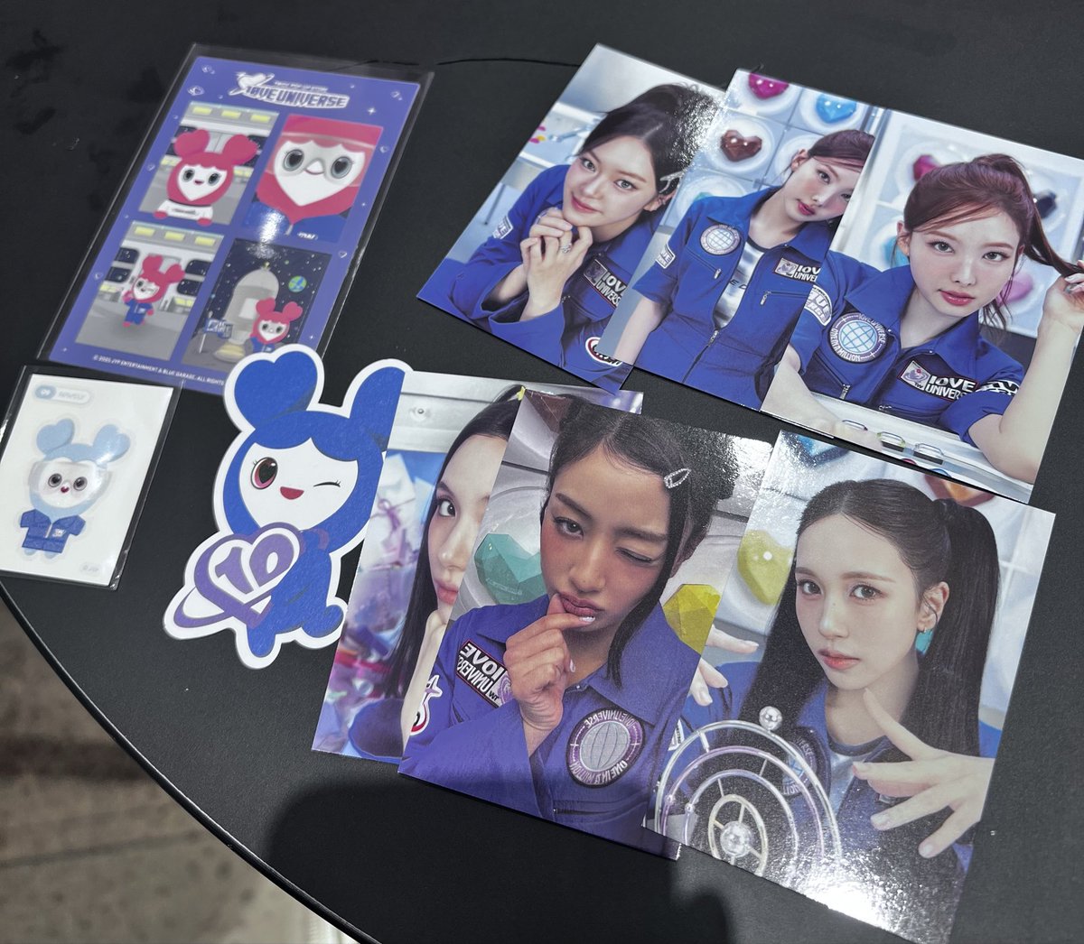 shashaa1229's tweet photo. 트와이스 교환 팝업 현장
전부 사나로 교환받아요!!
트레카 빙고 특전 띠부실 리무버블 스티커 메세지카드
네 컷 스티커 트레이딩카드 나연 정연 모모 지효 미나 채영 쯔위 https://t.co/eqHeGPlbHT