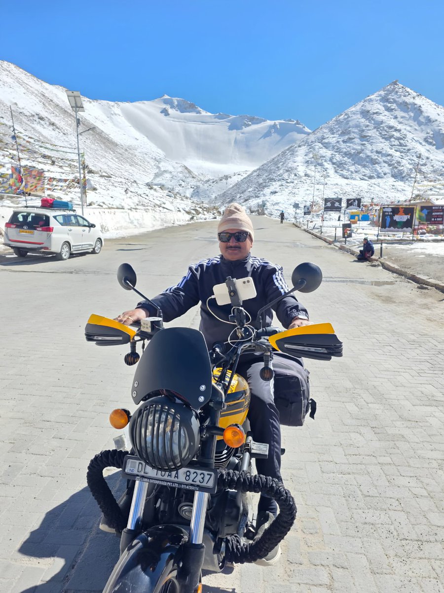 rishikantraibjp's tweet photo. पहाड़ों के जिस्मों पे बर्फ़ों की चादर
चिनारों के पत्तों पे शबनम के बिस्तर
हसीं वादियों में महकती है केसर
कहीं झिलमिलाते हैं झीलों के ज़ेवर
है कश्मीर धरती पे जन्नत का मंज़र...
#rishikantrai #upcsff
#Aloknama @AalokTweet https://t.co/C6ybGmjM5d
