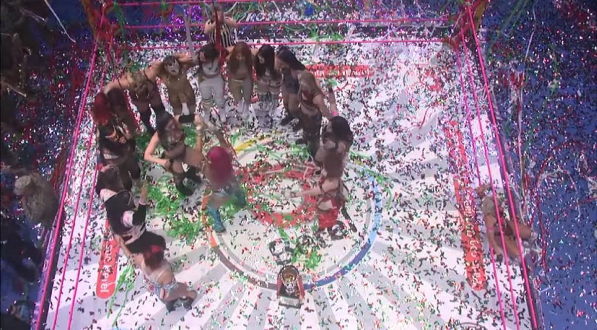 ALL OF TEAM WORLD AND TEAM CMLL WERE CELEBRATING AT THE END OF THE GRAND PRIX AND THEKLA SAT IN THE CORNER MAD AS FUCK LMFAOOOO #ViernesEspectacularCMLL #GrandPrixCMLL