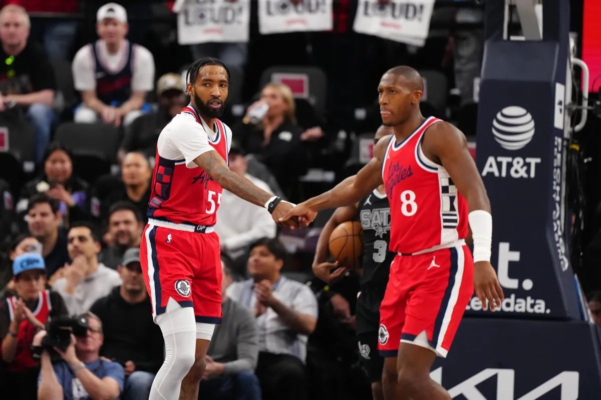Clippers got 31 points (7 3s) from Derrick Jones and Kris Dunn
That'll work
Timeout LA with 6:05 left to play out the string and help get Suns ready for Denver tomorrow
119-93 Clippers lead