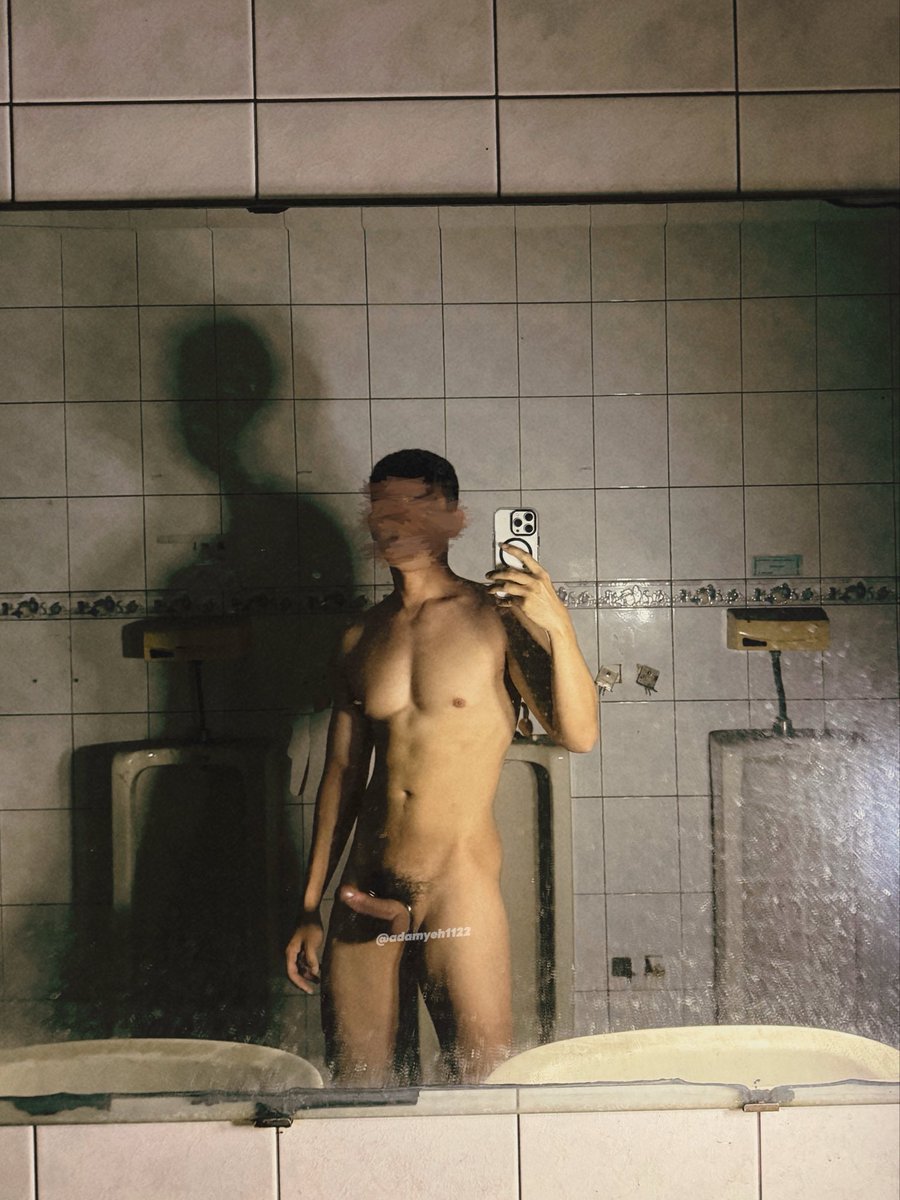 發現一面鏡子. 你們會不會也覺得, 不管做什麼, 只要對著鏡子就覺得好色.