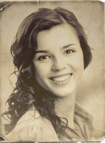 ShreyaYadav___'s tweet image. 💫 "Old Photo ➡️ New Life: Timeless Transformation 🕰️✨"
Use Google Gemini ai 🍁 
Prompt ⤵️ 
Ultra-realistic recreation of an old vintage photo, keeping the same original face (99% likeness, no alteration). Transform it into a modern high-quality digital portrait with vibrant…