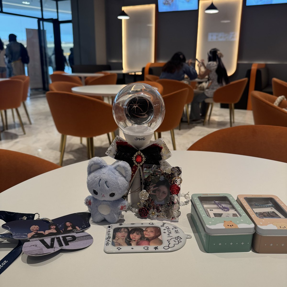 GFmarket_MY's tweet photo. I was at BC Cafe which beside the concert venue~ 
Welcome to trade freebies with me🦋✨

#VIVIZinKL #VIVIZinMY #pasarVIVIZ #VIVIZ #비비지 #NEW_LEGACY #NEW_LEGACY_in_MALAYSIA https://t.co/e6JFaMSF94