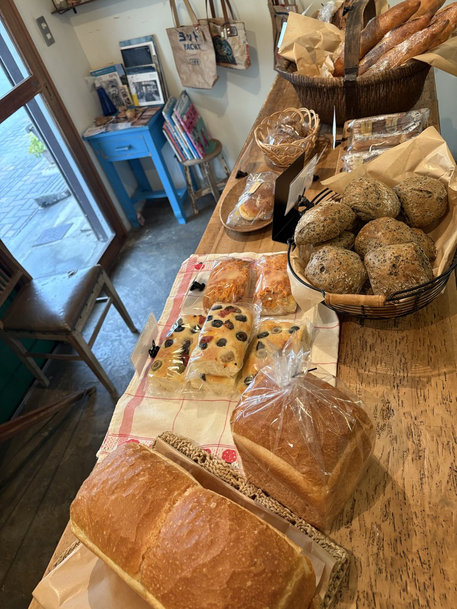 【2時前のdodo】

ただいまの時間種類少なくなって来ております

食パン、dodoバゲット
レザンヴェール、スリーズ

黒ごまのリュスティック
フォカッチャオリーブ
日替わりフォカッチャ

🥜🍫🍌トースト
かぼちゃコッペなど

どうぞよろしくお願いします！