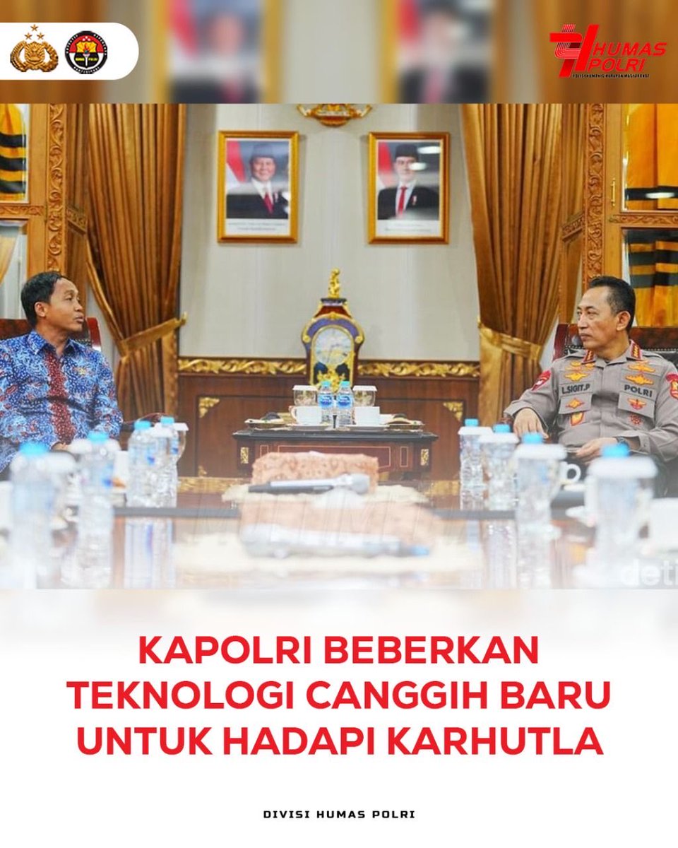 DivHumas_Polri's tweet photo. Kapolri, Jenderal Polisi Drs. Listyo Sigit Prabowo, M. Si., menggelar audiensi dengan Menteri Kehutanan Raja Juli Antoni, MA., Ph.D., di Mabes Polri, Jakarta Selatan, Jumat (24/10) untuk membahas penanganan kebakaran hutan dan lahan (Karhutla) di Indonesia. Kapolri menegaskan Polri bersama Kementerian Kehutanan dan pihak terkait telah melakukan berbagai langkah mitigasi untuk mengoptimalkan penanggulangan karhutla. Pada 2025, Polri bersama pihak terkait telah melakukan 27.621 sosialisasi, 11.949 patroli, serta membangun 4.032 embung dan 1.457 menara pantau di wilayah rawan kebakaran hutan. 

"Kami juga menerapkan early warning system dalam rangka monitoring dan deteksi dini terhadap potensi Karhutla melalui pemanfaatan aplikasi Geospatial Analytic Center (GAC), yang terpadu dan berkesinambungan dengan aplikasi instansi lainnya seperti SiPongi (Kemenhut), Fire Danger Rating System, Himawari (BMKG), dan TMAT (KLHK)," tutur Kapolri.