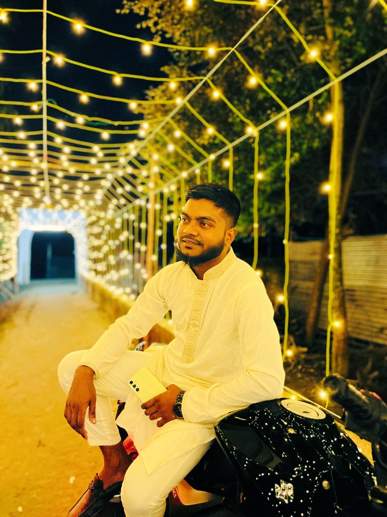 “সাদা পোশাক, শান্ত মন আর একটু আলো — যথেষ্ট নিজের একটা মুহূর্তের জন্য।” 💫