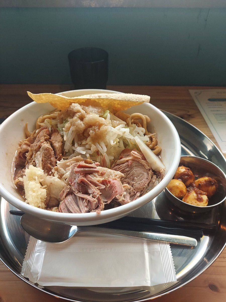 ttstera's tweet photo. 雨が降り続く小田原…お昼は地元早川の蓮爾系ラーメンのHasunaで一杯🤤極太麺にカレースープで身体もポカポカに🤗スパイスうずらと豚増しトッピングで満足😋このホロホロ豚が最高なんです🎵ご馳走さまでした😃
#Hasuna
#蓮爾
#二郎系 https://t.co/Bye5bkF75C