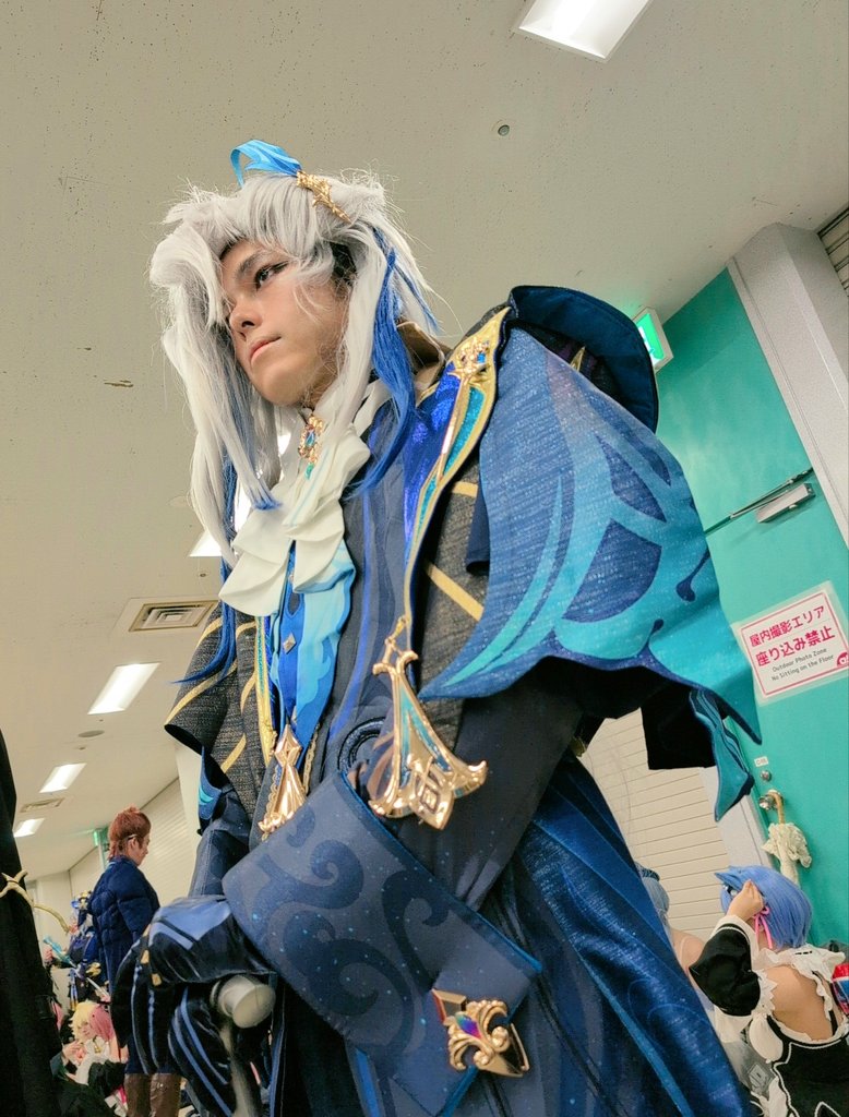 池ハロ写真!あいにくの雨だけど、ヌヴィレット楽しんでます✨ 