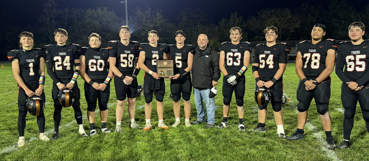 ToddGriffin35's tweet photo. 2025 8 Man D-1 District 2 Champs Lyndon Tigers. So proud of this group of seniors. https://t.co/c44cBZUGyk