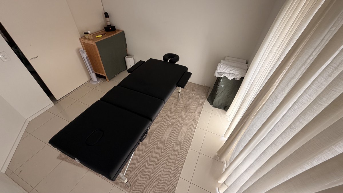 Turned my spare room into a massage room 🫶
(Better cabinets coming 😂)